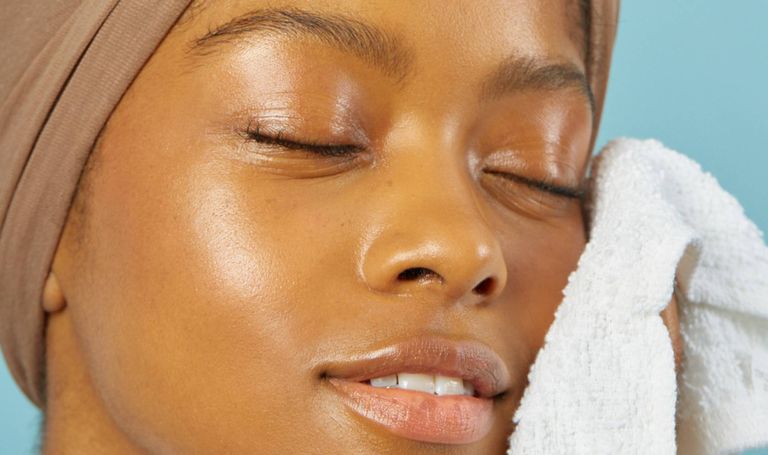 فتاة تنظف وجهها بالمنظف الرغوي - أرشيفية