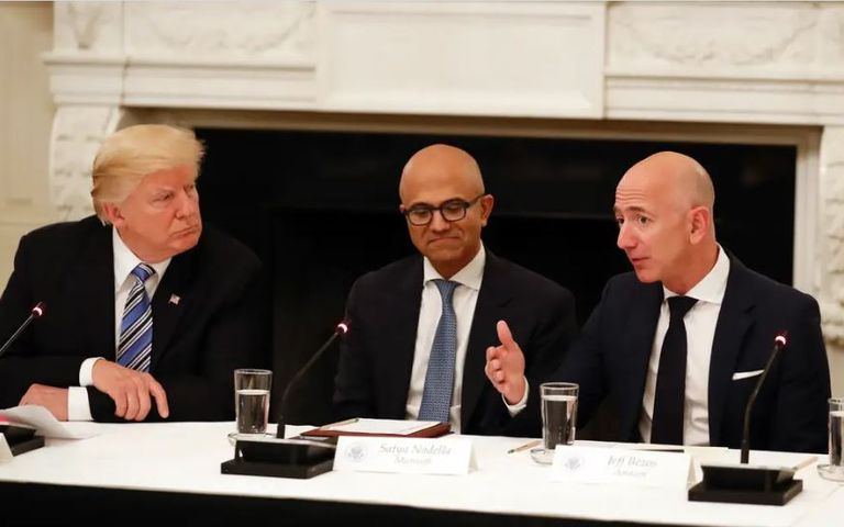 لقاء جمع جيف بيزوس مع ترامب في البيت الأبيض عام 2017