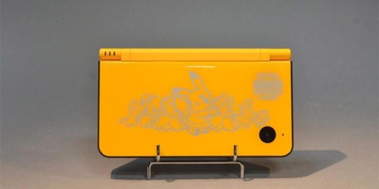 Pokemon World Championships Nintendo DSi XL  النسخة العاشرة بعد المليون من جهاز بلاي ستيشن 1