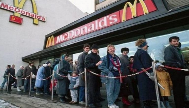 طوابير من الروس يصطفون للحصول على وجبة من ماكدونالدز 