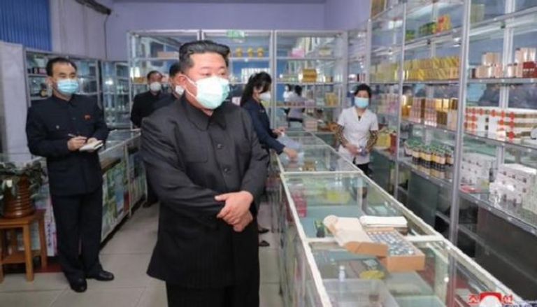 زعيم كوريا الشمالية خلال تفقده إحدى الصيدليات
