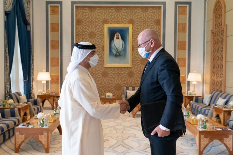 الشيخ منصور بن زايد آل نهيان يتسلم رسالة الرئيس التشيكي
