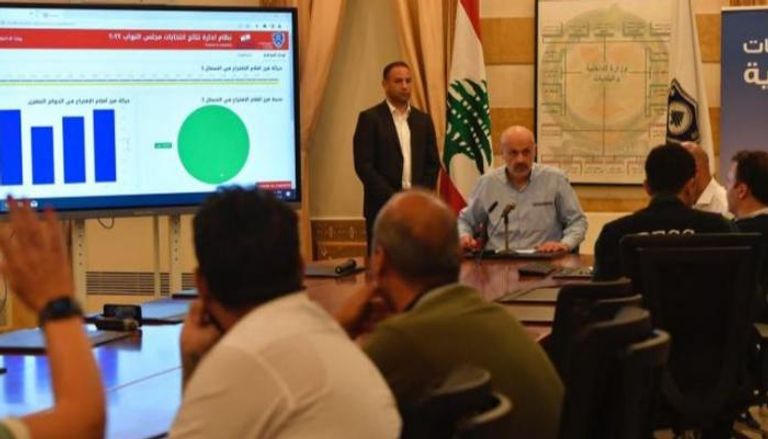 وزير الداخلية اللبناني خلال إعلان نتائج الانتخابات