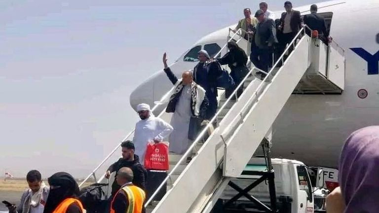 طائرة اليمنية لدى إقلاعها من مطار صنعاء