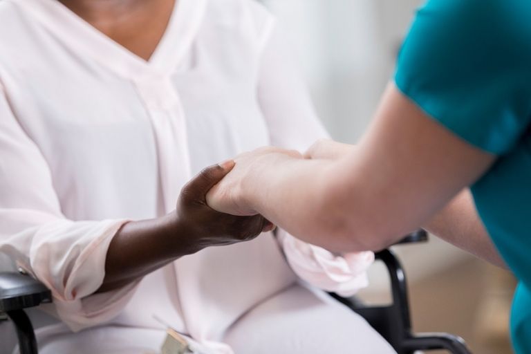 فتاة مصابة بالسرطان