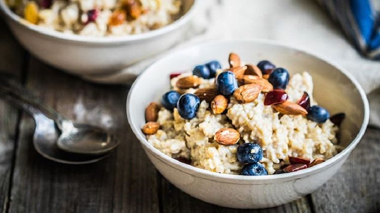 سيدة تحضر طبقا متنوع الفاكهة