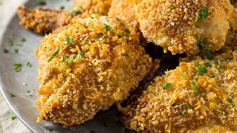 سيدة تحضر طبقا متنوع الفاكهة