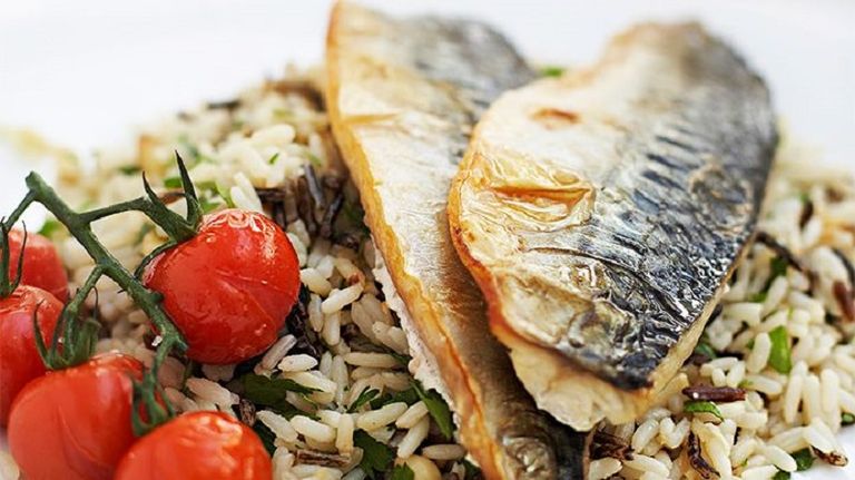 سيدة تحضر طبقا متنوع الفاكهة