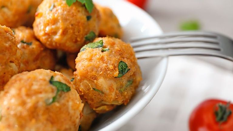 سيدة تحضر طبقا متنوع الفاكهة