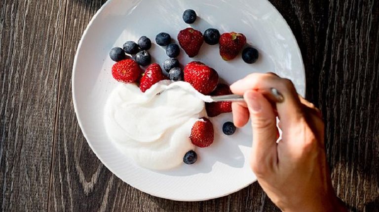 سيدة تحضر طبقا متنوع الفاكهة