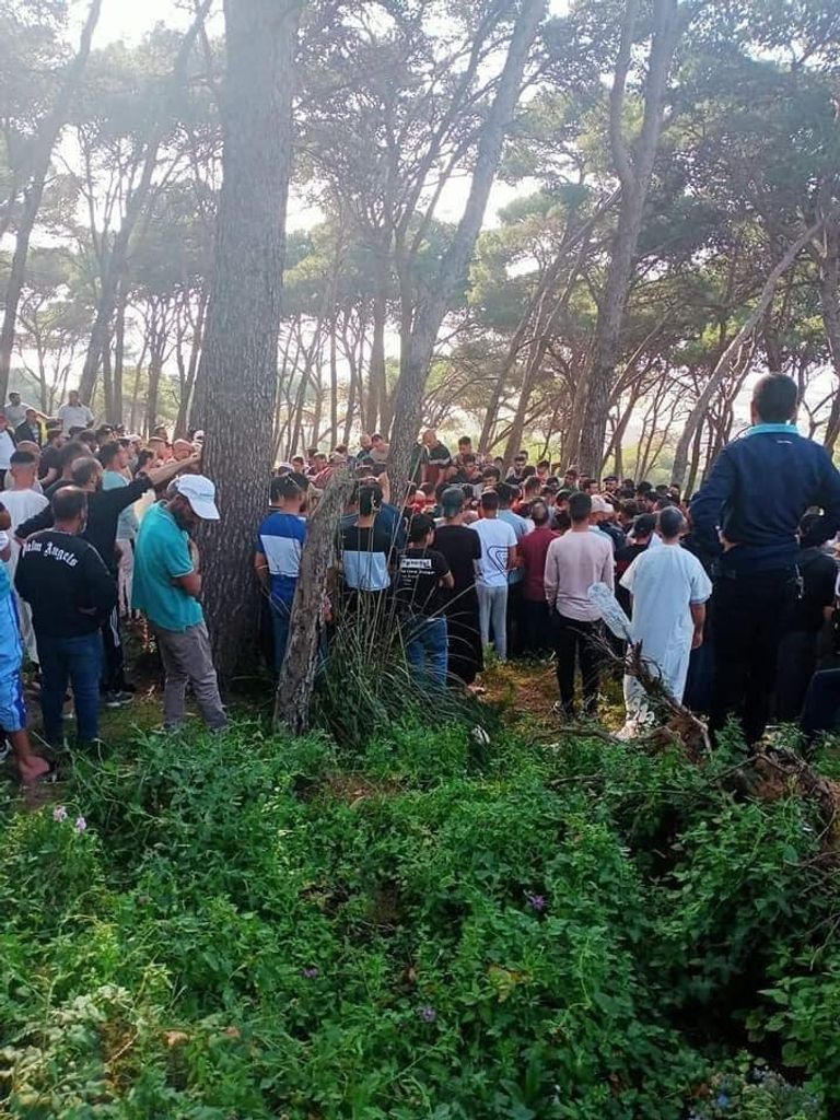 جنازات الشباب الجزائريين الـ11 الذين هلكوا في عرض البحر جنازة الشباب الجزائريين الـ11 الذين هلكوا في عرض البحر