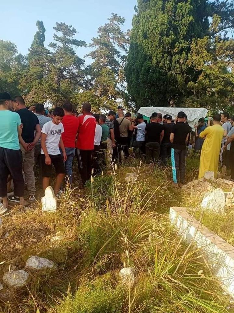 جنازات الشباب الجزائريين الـ11 الذين هلكوا في عرض البحر جنازة الشباب الجزائريين الـ11 الذين هلكوا في عرض البحر