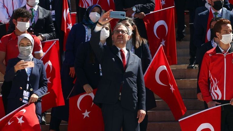 وزير الشباب والرياضة التركي من داخل ضريح أتاتورك