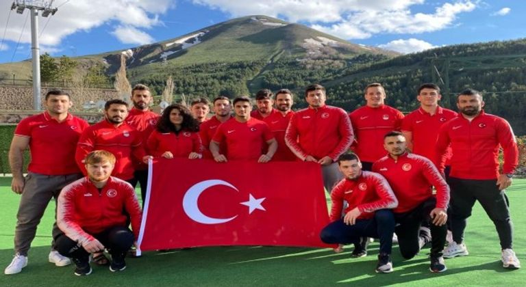 وزير الشباب والرياضة التركي من داخل ضريح أتاتورك