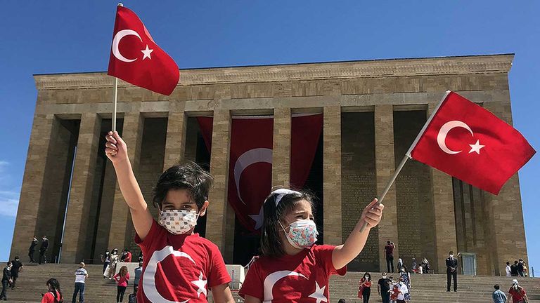 وزير الشباب والرياضة التركي من داخل ضريح أتاتورك