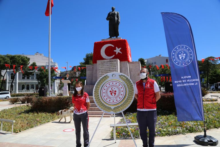 وزير الشباب والرياضة التركي من داخل ضريح أتاتورك