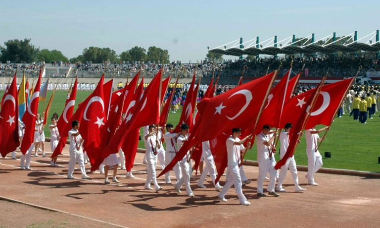 وزير الشباب والرياضة التركي من داخل ضريح أتاتورك