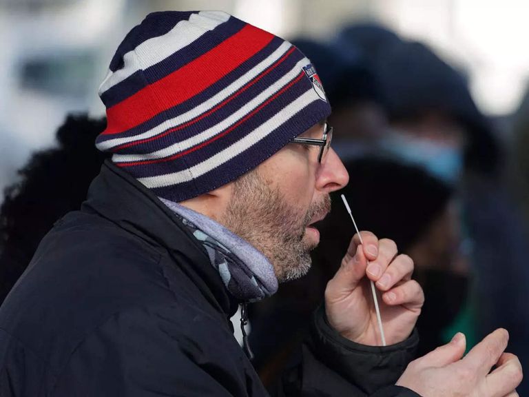 نظريات تفسر لماذا لم يصب البعض بـ "كوفيد" حتى الآن