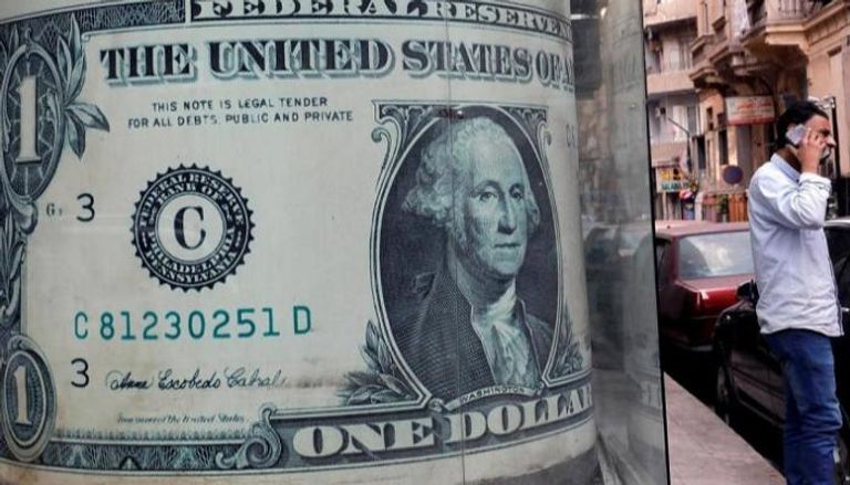 صورة للدولار الأمريكي على واجهة شركة صرافة بوسط القاهرة - أرشيفية