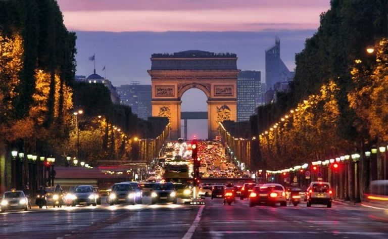 شارع الشانزليزيه في باريس أماكن الجذب السياحي في العالم 2022.. وجهات سياحية غير عادية