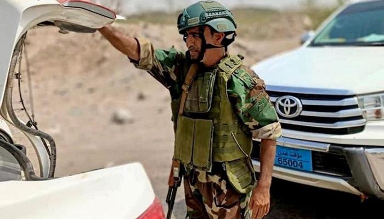 جندي للحزام الأمني لدى تفتيش المركبات على مدخل عدن - أرشيفية