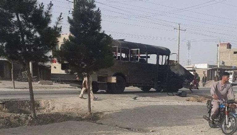 آثار الانفجار الذي استهدف عربة  عسكرية لحركة طالبان