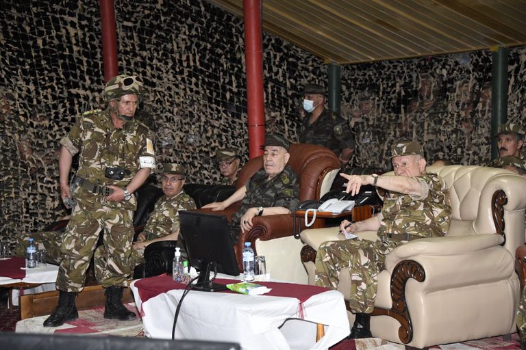 قائد الجيش الجزائري خلال إشرافه على مناورات ردع 2022 قائد الجيش الجزائري خلال إشرافه على مناورات ردع 2022