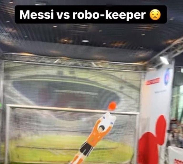 الروبوت يتصدى لركلة ليونيل ميسي
