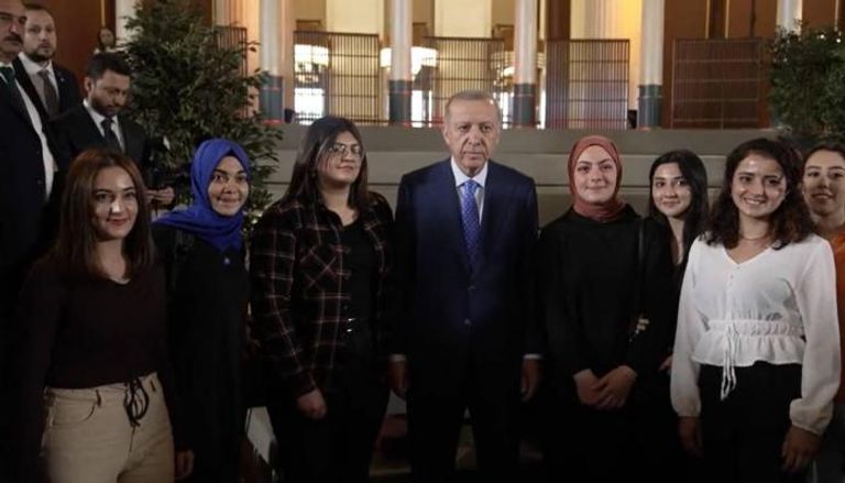 أردوغان خلال لقائه بالشباب