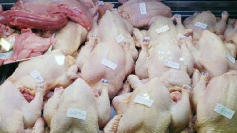 محل لبيع الدجاج في الجزائر العاصمة - أرشيفية سوق للخضر في الجزائر العاصمة - أرشيفية