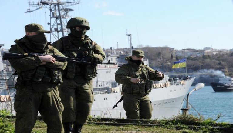 قوات روسية قرب سفينة أوكرانية (أ ف ب)