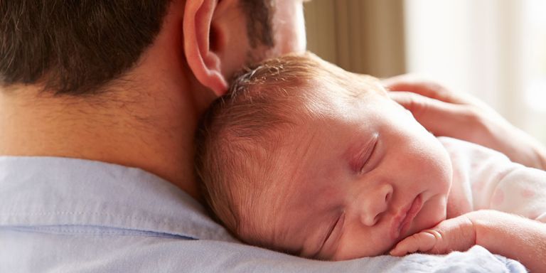 أب يحمل طفله - تعبيرية