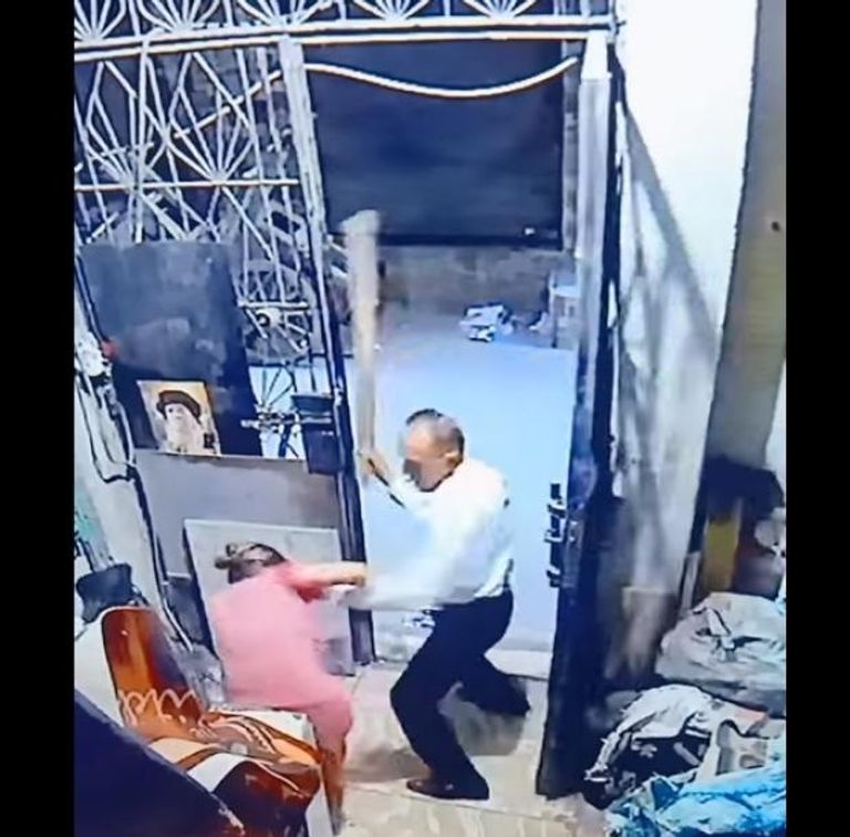 المتهم أثناء الاعتداء على زوجته