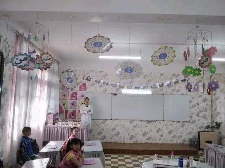 معلمة جزائرية تحول قسمها إلى تحفة فنية معلمة جزائرية تحول قسمها إلى تحفة فنية