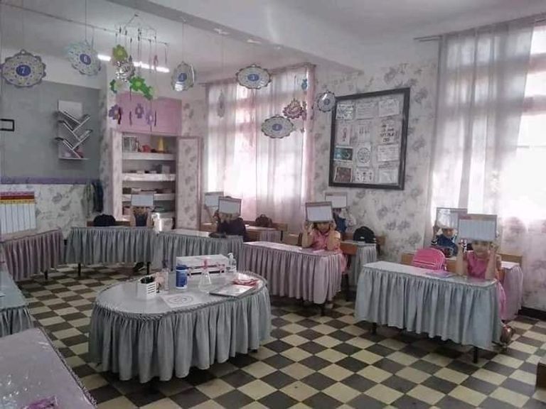 معلمة جزائرية تحول قسمها إلى تحفة فنية معلمة جزائرية تحول قسمها إلى تحفة فنية