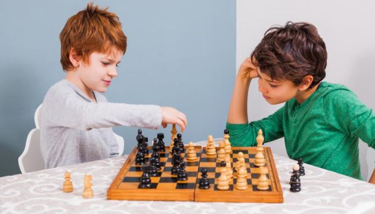 طفلان يلعبان الشطرنج- أرشيفية
