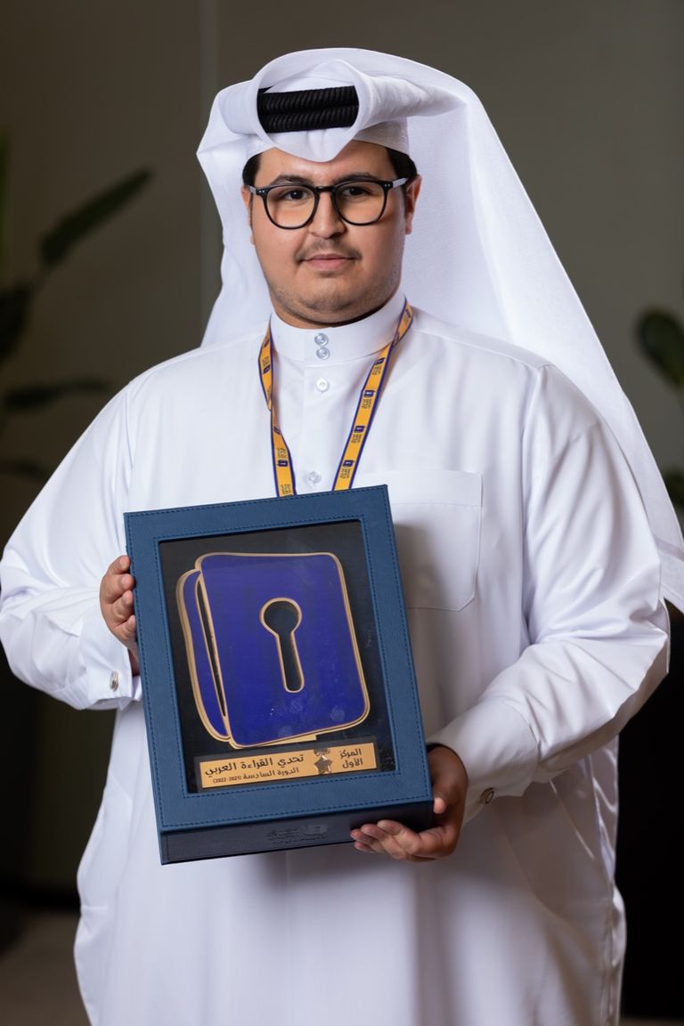عبدالله الشمري بطل تحدي القراءة العربي في قطر