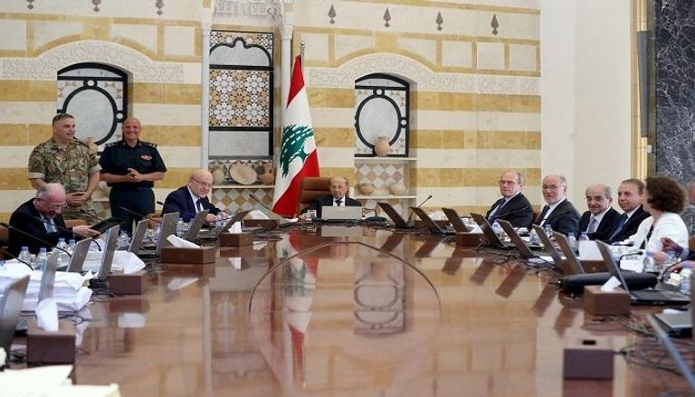 الرئيس اللبناني ميشال عون في الاجتماع الأخير لمجلس الوزراء - رويترز