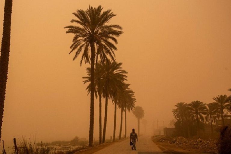 السماء حمراء في العراق بسبب العواصف الترابية سماء العراق تتحول للون الأحمر بسبب التغير المناخي