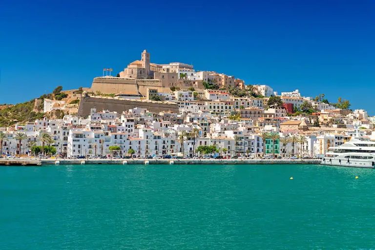 مدينة Ibiza في إسبانيا. مدينة Bodrum التركية