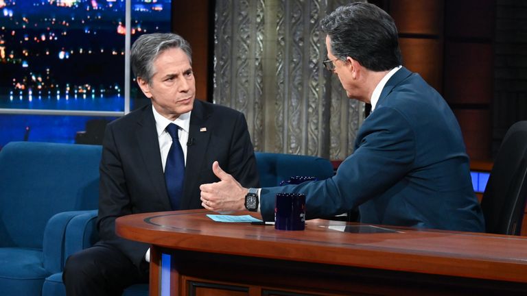 وزير الخارجية الأمريكي أنتوني بلينكن يعزف الموسيقى