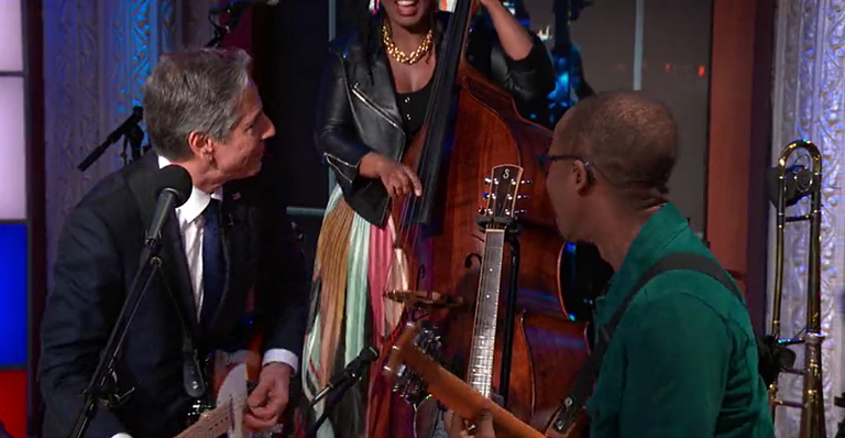 وزير الخارجية الأمريكي أنتوني بلينكن يعزف الموسيقى