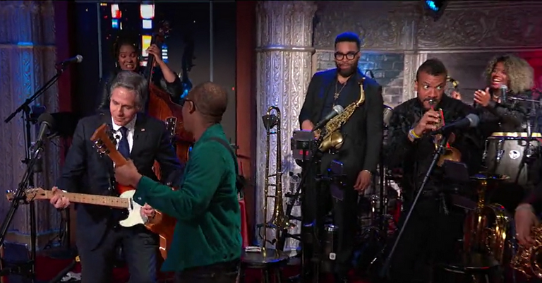 وزير الخارجية الأمريكي أنتوني بلينكن يعزف الموسيقى