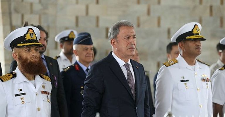 رئيس وزراء باكستان ووزير الدفاع التركي خلال اللقاء