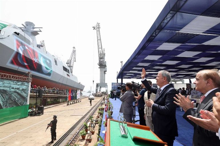 رئيس وزراء باكستان ووزير الدفاع التركي خلال اللقاء