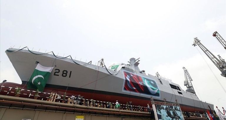 رئيس وزراء باكستان ووزير الدفاع التركي خلال اللقاء