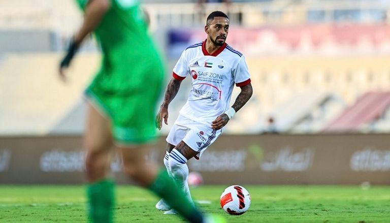 من مباراة الشارقة ضد الإمارات في الدوري الإماراتي من مباراة الجزيرة والوحدة في الدوري الإماراتي