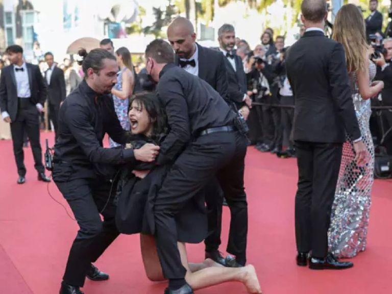 لحظة اعتقال المرأة التي اقتحمت مهرجان كان