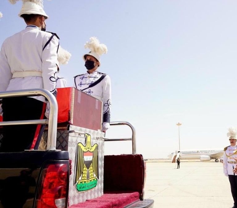 تشييع جثمان الشاعر العراقي مظفر النواب