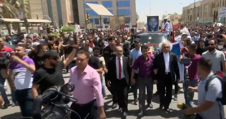 تشييع جثمان الشاعر العراقي مظفر النواب